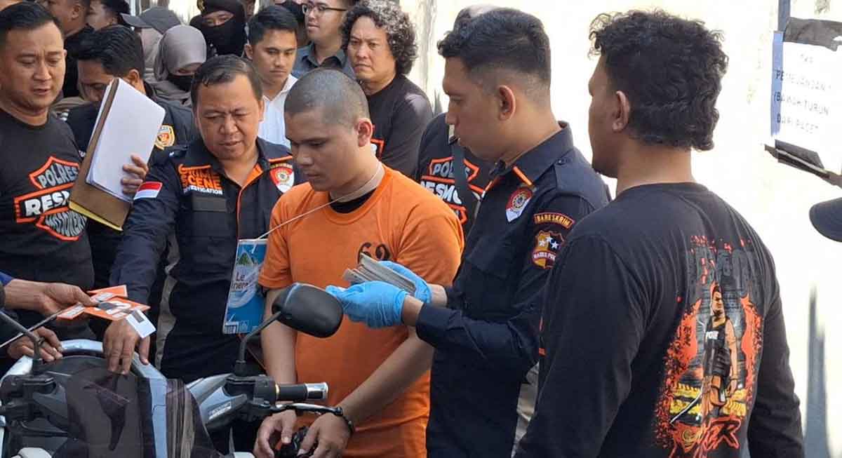 Rekonstruksi Kasus Mutilasi di Surabaya, Warga Luapkan Amarah