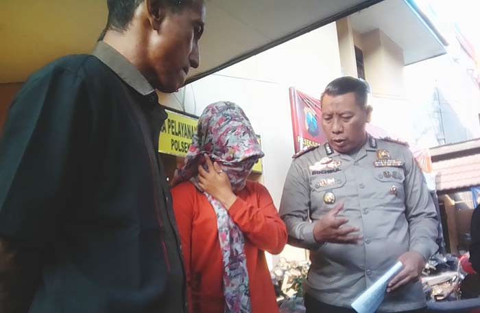 Tersangka Ana saat diamankan di Mapolsek Kota Sidoarjo, Selasa (12/9).