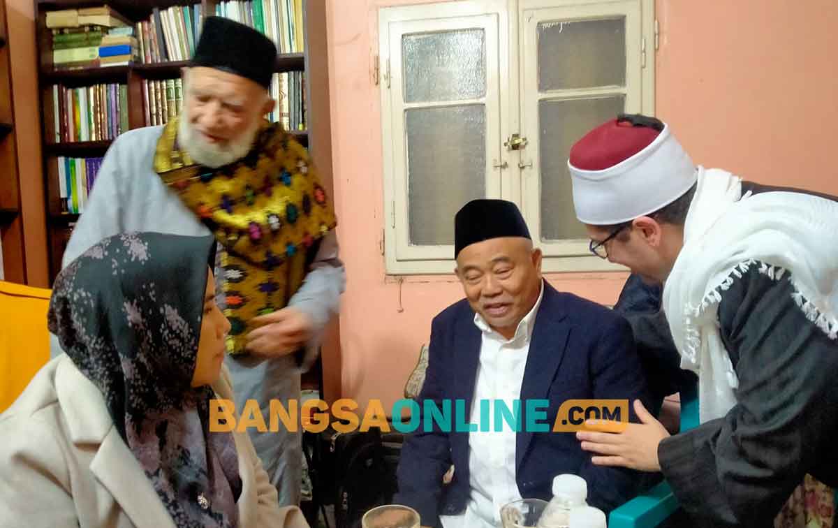 Syaikh Abdul Aziz Sahawi (berdiri, bersurban warna emas dan berkopiah hitam), Prof Dr KH Asep Saifuddin Chalim, MA (duduk jas hitam) dan istrinya, Nyai Hj Alif Fadhilah serta Syaikh Ala