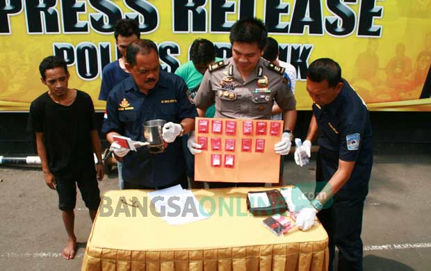 Empat tersangka bersama barang bukti didampingi Kasatnarkoba AKP Chotib Widiyanto. foto: SYUHUD/ BANGSAONLINE
