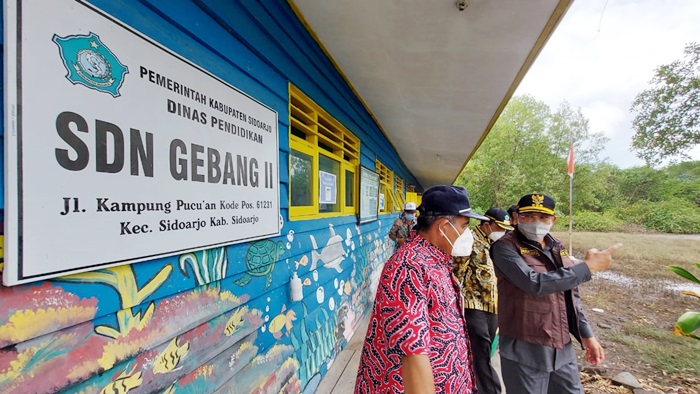 PELOSOK: Pj. Bupati Sidoarjo saat mengunjungi SDN Gebang 2 di Dusun Pucukan, Selasa (20/10). foto: ist.