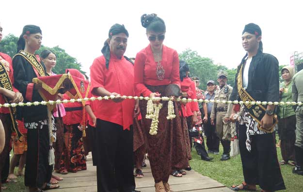 Wali Kota Blitar saat membuka bazar Blitar jadul di alun-alun. foto: AKINA/ BANGSAONLINE