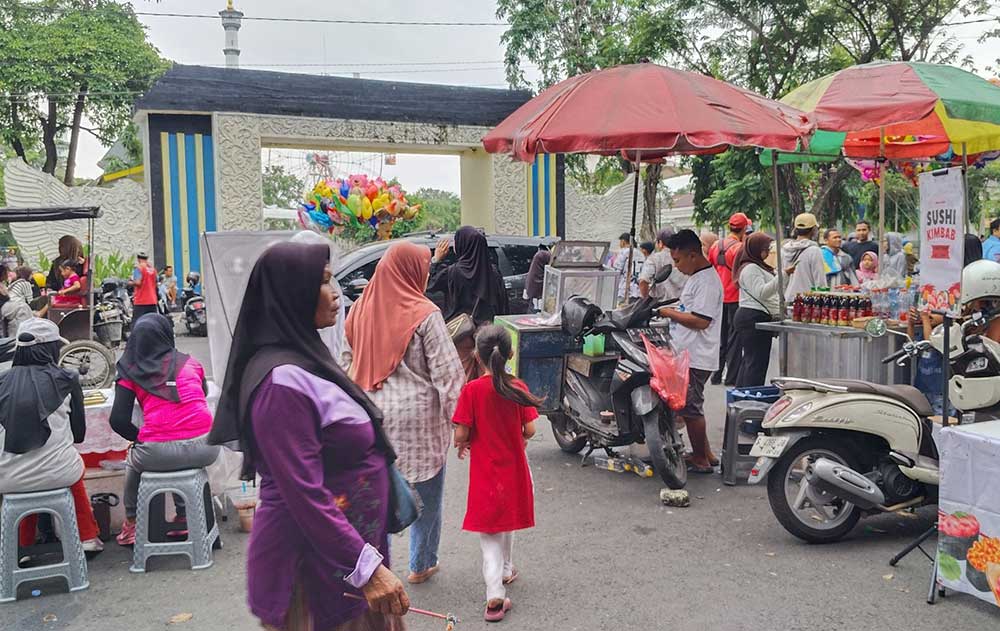 Suasana salah satu sudut Alun-Alun Lamongan yang dipenuhi pedagang dan pengunjung saat CFD. Foto: Klikjatim