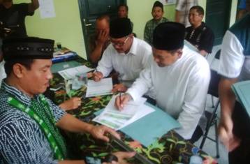 Pasangan Calon Bupati dan Wakilnya, Suhandoyo-Ghofur mengisi formulir pendaftaran di kantor DPC PKB. (foto: haris/BANGSAONLINE)
