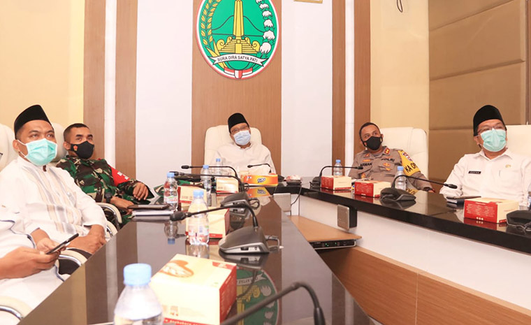 Wali Kota Pasuruan Saifullah Yusuf (Gus Ipul) dan Wawali Adi Wibowo (Mas Adi) bersama forkopimda mengikuti Anev dari Ruang Media Command Center (MCC) Pemerintah Kota Pasuruan.