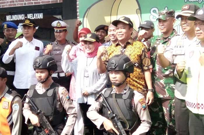 Bupati Fadeli dan Wabup Kartika foto bersama para petugas usai sidak pos pengamanan.