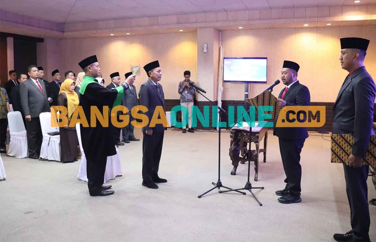 Bupati Gresik, Fandi Akhmad Yani, saat melantik Kepala Bappeda, Edy Hadisiswoyo, sebagai Dewas Bank Gresik. Foto: SYUHUD/BANGSAONLINE