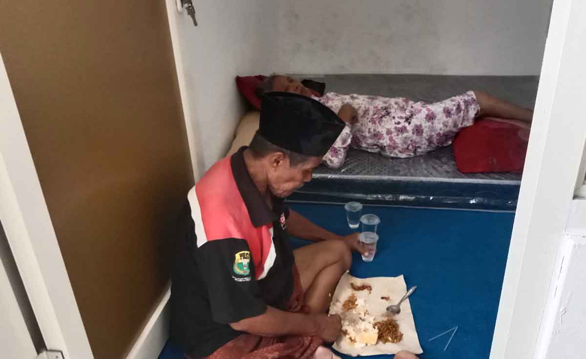 Pasangan lansia yang terlantar di emperan salah satu rumah kos area Stadion Gelora Bangkalan.