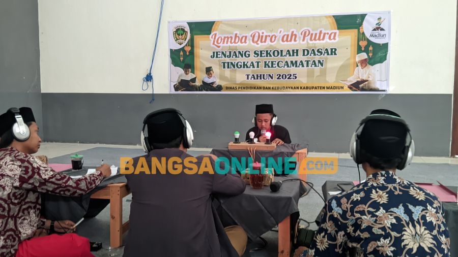 Juri lomba saat memberi nilai pada salah satu peserta yang sedang tampil. Foto: Hendro Suhartono/BANGSAONLINE