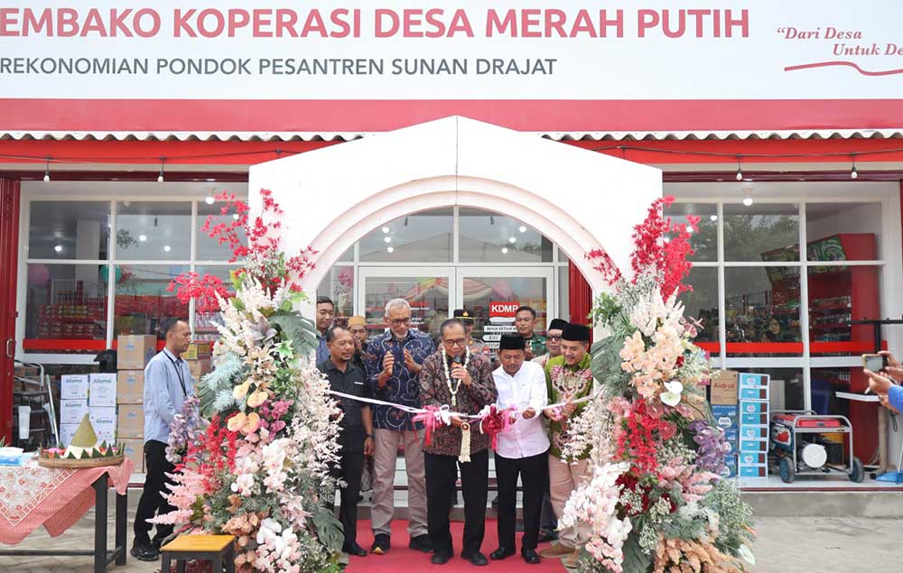 Sekda Achmad Washil M. T. didampingi Kepala DPMD Abu Hassan, Kepala Diskoperindag Darmawan, dan Kades Dapet Siswadi meresmikan gerai sembako Kopdes Merah Putih. Foto: Ist.
