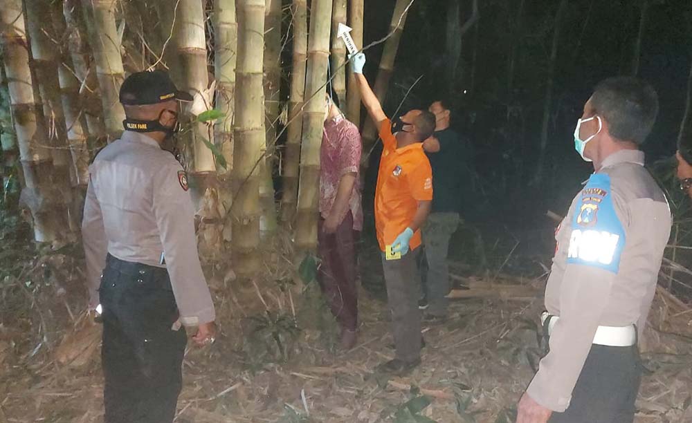 Petugas saat berada di TKP untuk mengevakuasi korban. foto: ist.