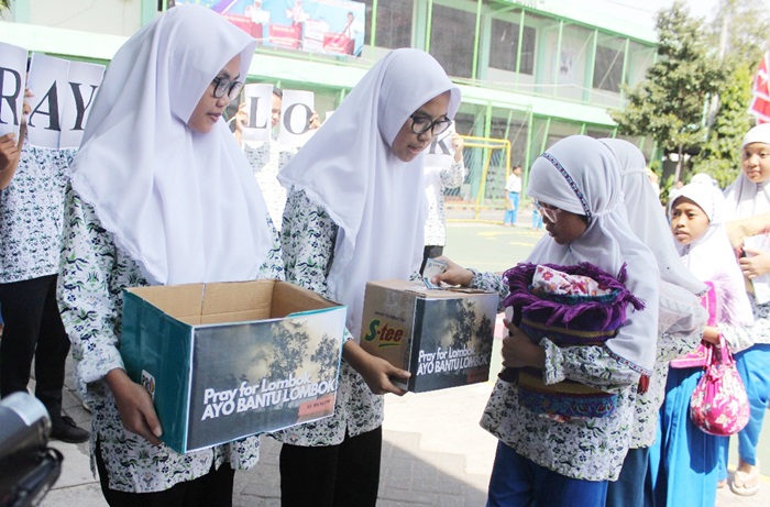 PEDULI: Siswa Al Muslim menggalang dana untuk korban gempa Lombok, Rabu (8/8). Foto: ist