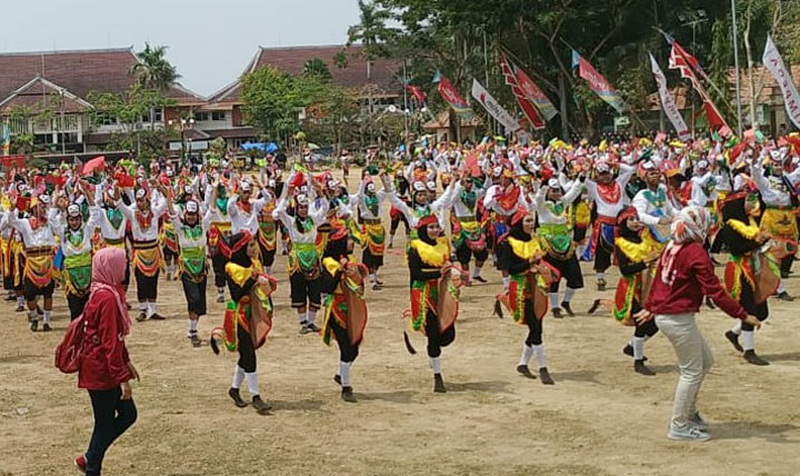 Sebanyak 489 siswa dilibatkan dalam tari kolosal Topeng Gettak yang berkolaborasi dengan tari Reog Ponorogo dalam rangka peringatan Hari Jadi Pamekasan ke-489.