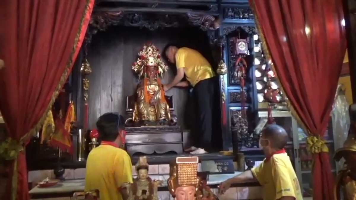 Persiapan menyambut Imlek 2577 Kongzili di Kota Pasuruan.
