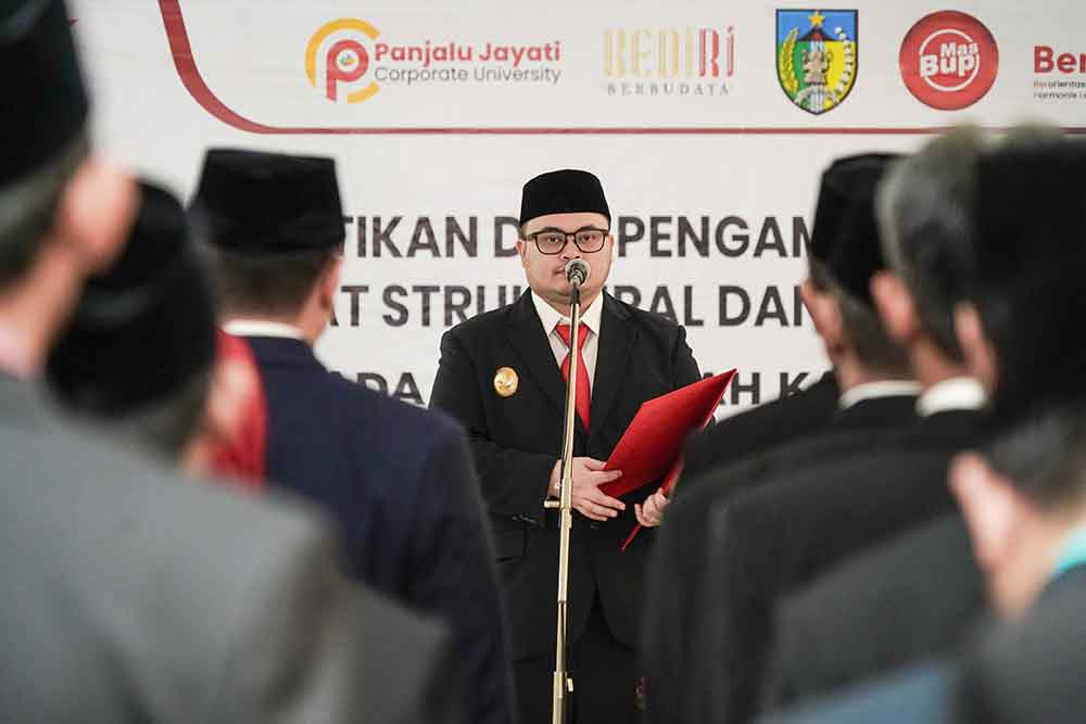 Bupati Kediri Hanindhito Himawan Pramana saat melantik beberapa pejabat di lingkungan Pemkab Kediri. (Ist)