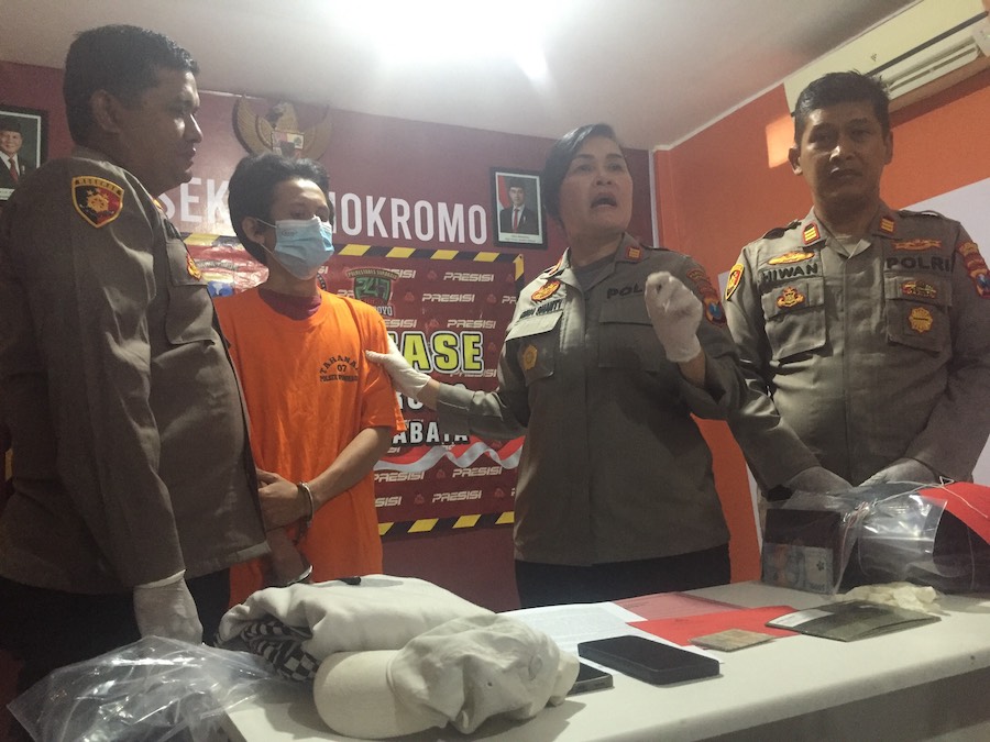 Tersangka yang dihadirkan di Polsek Wonokromo