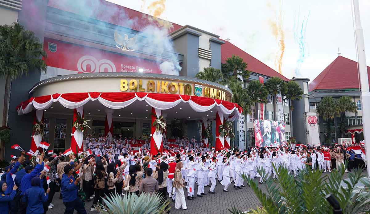 Upacara penurunan bendera dalam peringatan HUT ke-80 RI di Kota Batu.