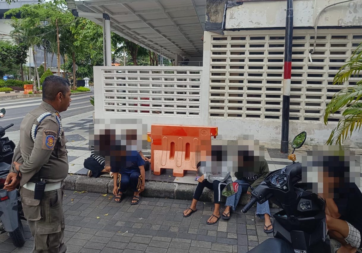 6 Remaja saat diamankan oleh Satpol PP Surabaya