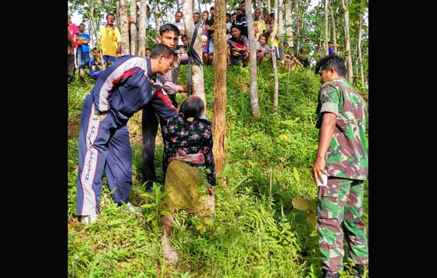Beberapa petugas saat melakukan evakuasi korban gantung diri.