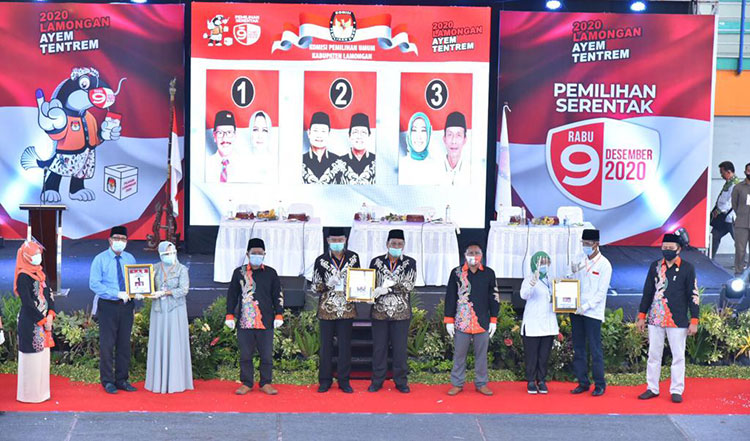 Tiga pasangan calon saat mengambil nomor undian. (foto: ist)