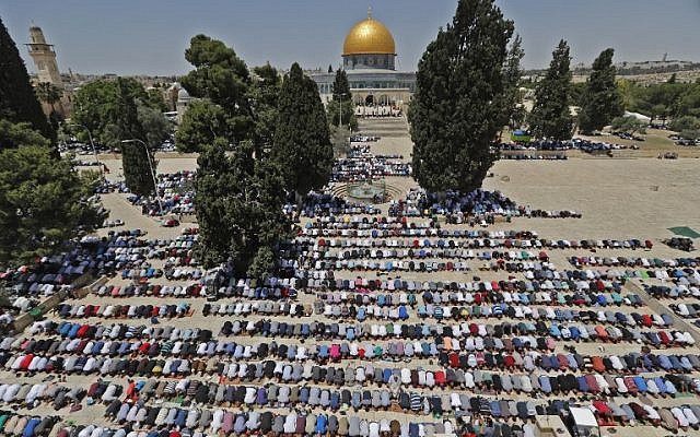Suasana salat jumat di Yerusalem. foto: thetimeofisrael.com