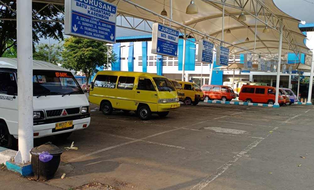 Deretan angkutan kota di Terminal Kota Batu menunggu penumpang.