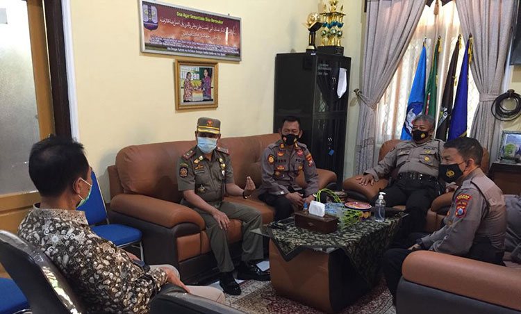 Kedatangan Tim Satags Covid-19 yang dipimpin Kepala Satpol PP Tuban Hery Muharwanto dan Kapolsek Tuban AKP Geng Wahono disambut baik oleh Kepala SMAN 1 Tuban Suparlin. (foto: ist)
