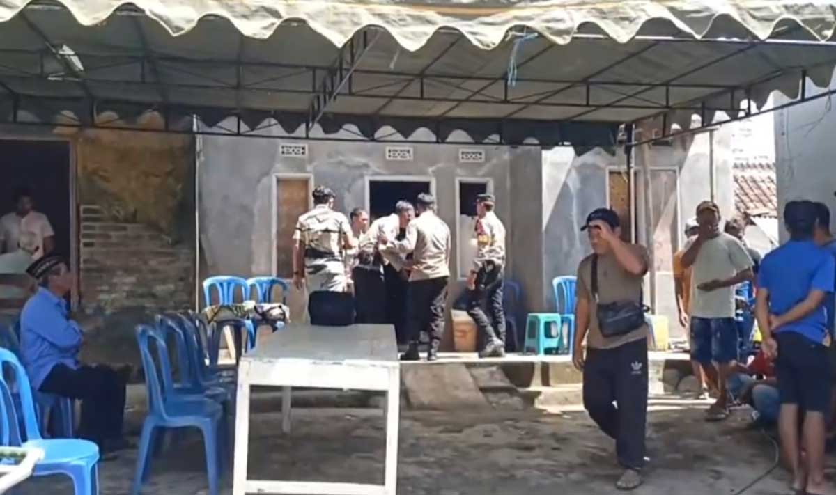 Evakuasi jenazah ibu rumah tangga yang ditemukan tewas di Desa Boro, Kecamatan Selorejo, Kabupaten Blitar.