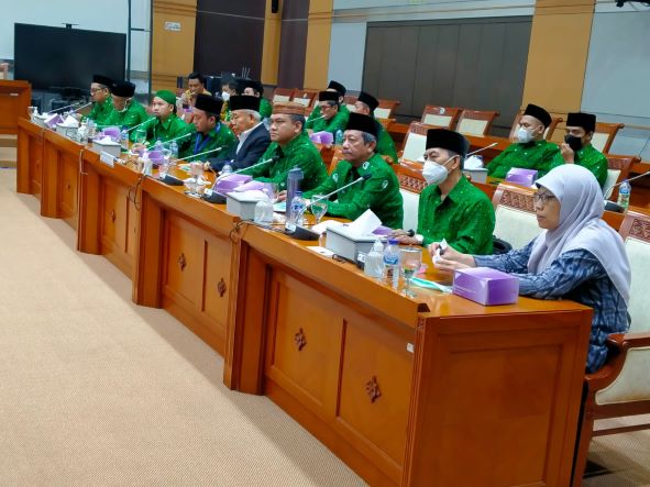 Prof Dr KH Asep Saifuddin Cahlim, MA dan para pengurus Pergunu saat audensi dengan Komisi VIII DPR RI di Senayan Jakarta, Rabu (22/6/2022). Foto: MMA/bangsaonline.com