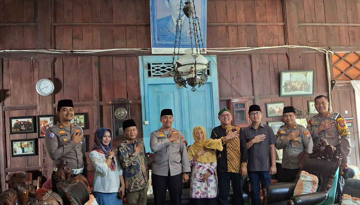 Kapolres Kediri dan jajaran bersama keluarga Ndelem Pojok. Foto: Ist