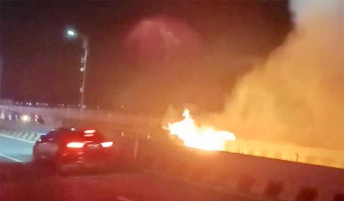 Mobil terbakar di Jembatan Suromadu.