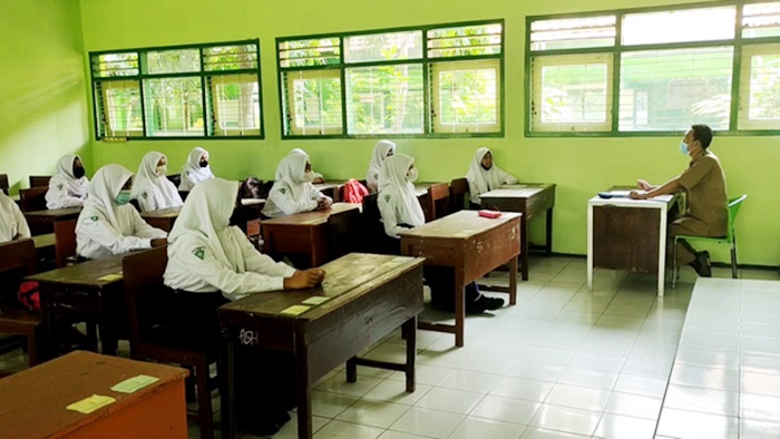 Pembelajaran Tatap Muka Terbatas (PTMT) yang dilaksanakan di SMP Negeri 1 Ngasem dengan protokol kesehatan yang ketat. foto: ist. 