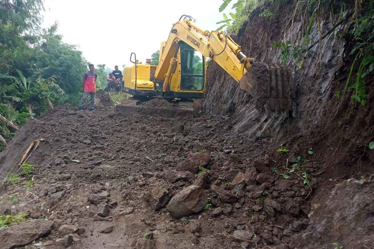Peristiwa longsor terjadi di Lereng Pegunungan Argopuro tepatnya di Dusun Klompangan, Desa Alas Bayur, Kecamatan Mlandingan, Kabupaten Situbondo, Provinsi Jawa Timur pada Minggu (9/2/2025). Foto: Dok. BPBD Situbondo