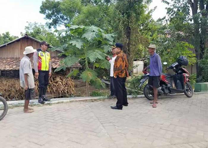 Pemdes Socorejo dan Bhabinkamtibmas saat koordinasi terkait maraknya pencurian hewan ternak.