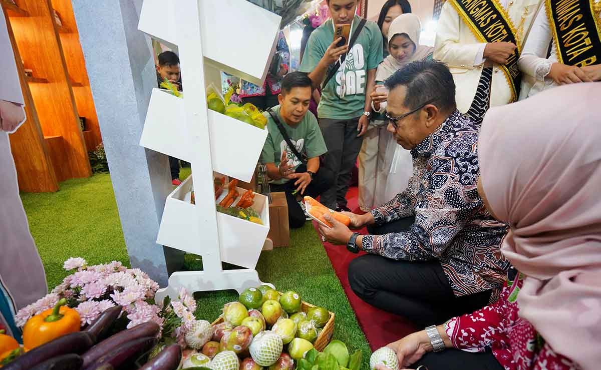 Wali Kota Batu saat meninjau salah satu stan UMKM.