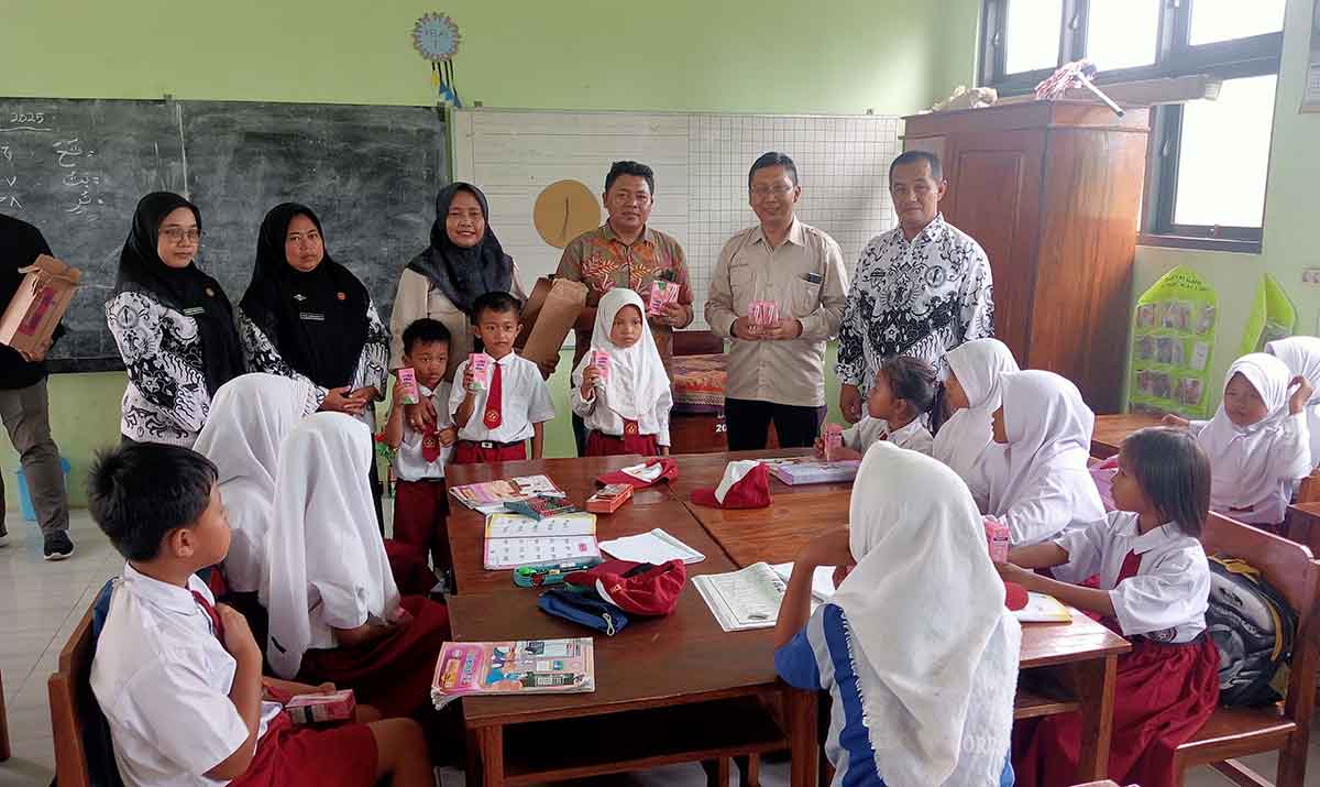 Bagi-bagi susu yang dilakukan Laskar Kamil ke salah satu sekolah di Desa Candibinangun, Kecamatan Sukorejo, Kabupaten Pasuruan.