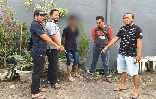 Pelaku S (tengah) diamankan anggoto Polsek kota Lumajang dibantu Buser Satreskrim Polres Lumajang.