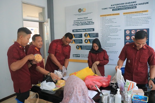 Kalapas Pemuda Madiun saat ikut memeriksa barang bawaan pengunjung Lapas
