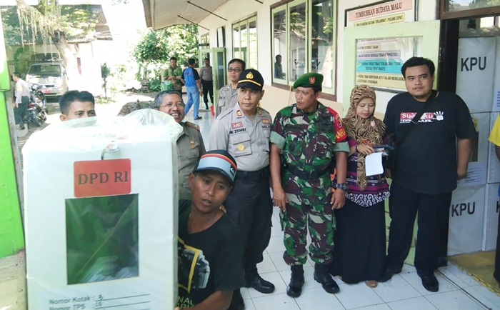 Personel Kodim 0824 Jember ikut membantu pengamanan logistik Pemilu.