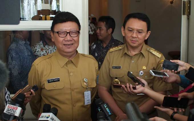 Mendagri Tjahjo Kumolo dalam kunjunganya ke Balai Kota DKI (20/3). foto: dok. BANGSAONLINE