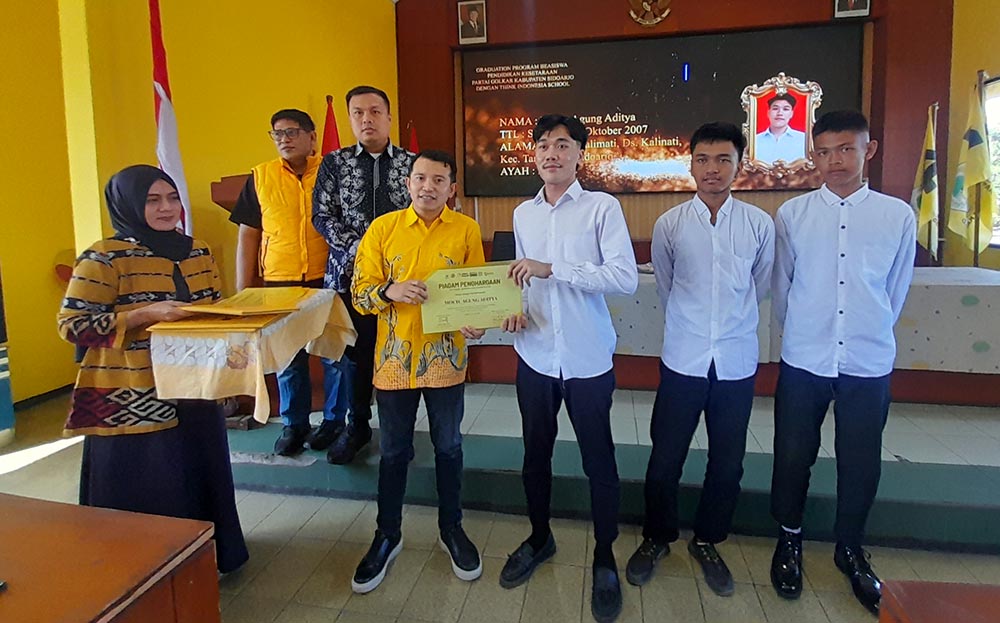Penyerahan SKL kepada peserta Beasiswa Pendidikan Kesetaraan, Sabtu (13/6/2026). Foto: MUSTAIN/ BANGSAONLINE