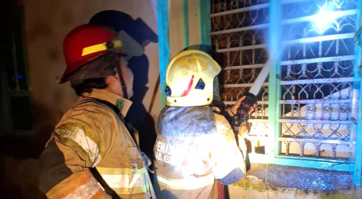 Petugas Damkar Kabupaten Kediri saat berusaha memadamkan api. Foto: Ist