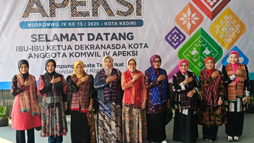 Para istri Wali Kota saat berada di salah pengrajin tenun ikat di Bandar Kidul. Foto: Muji Harjita/BANGSAONLINE
