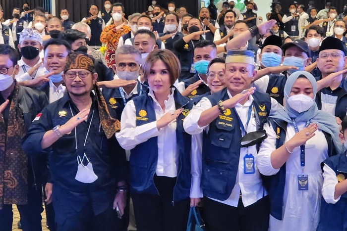 Natalia Rusli bersama Menteri Pertanian Syahrul Yasin Limpo dan Ketua Kornas KKT-PTI saat Workshop dan Pengukuhan 10.0000 Pemuda Tani Indonesia KKT-PTI di Surabaya. foto: istimewa