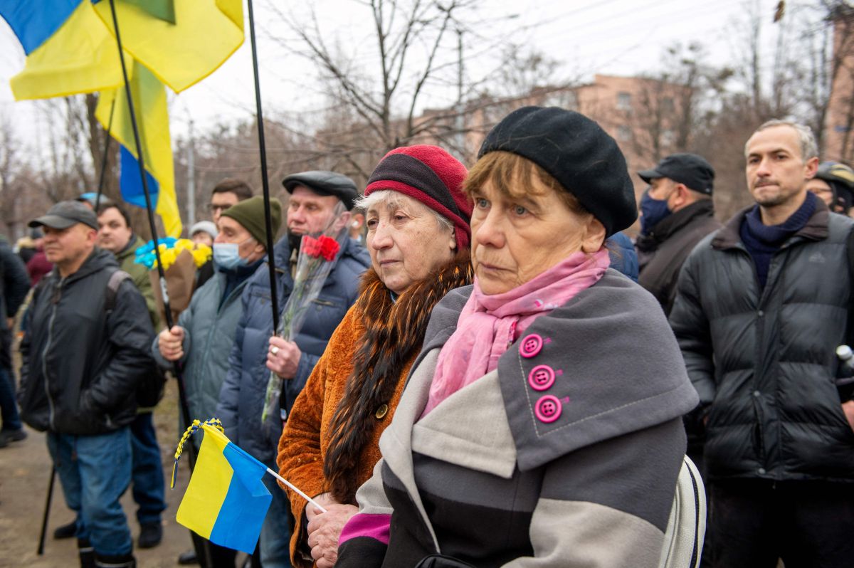 Wajah lesu  warga Ukraina. Mereka berkabung atas insiden bom di wilayah Kharkiv. Foto: AFP/mediaindonesia.com