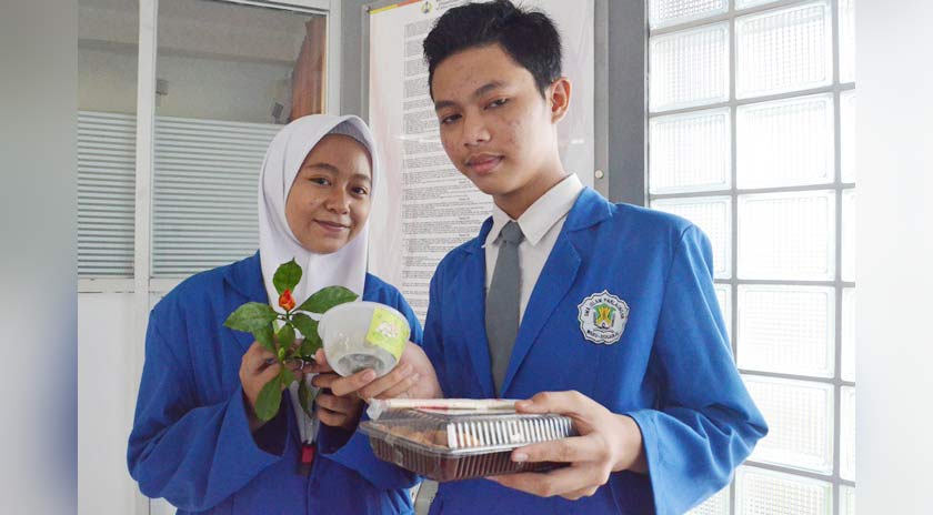 Tim SMA Islam Parlaungan Brebek Waru Sidoarjo menunjukkan hasil karyanya yang berasal dari olahan daun tujuh jarum.