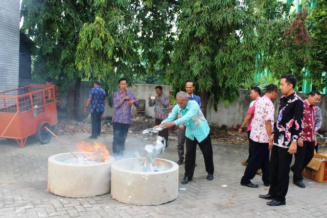 Disdukcapil Lamongan Musnahkan Ribuan Blangko e-KTP 