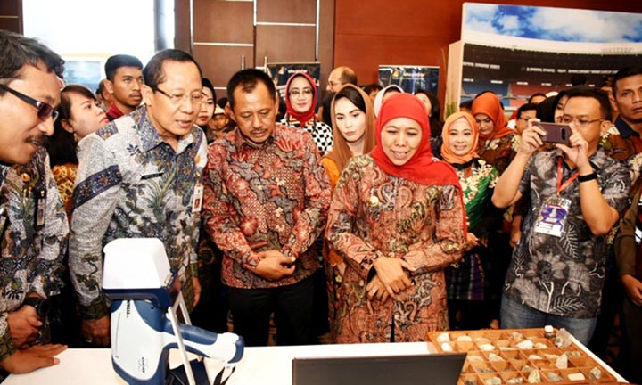 Gubernur Jatim, Khofifah Indar Parawansa bersama Sekdaprov, Heru Tjahjono melihat alat uji mineral "Misari" di stan Dinas ESDM Jatim di Jatim Fair 2019. foto: ist