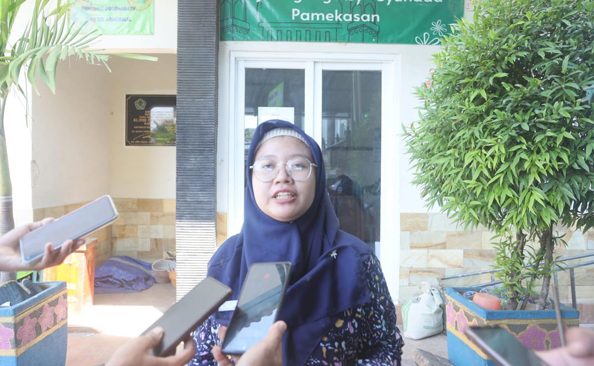 dr. Sarah, Dokter Umum Puskesmas Kowel, menjelaskan hasil tes urine.