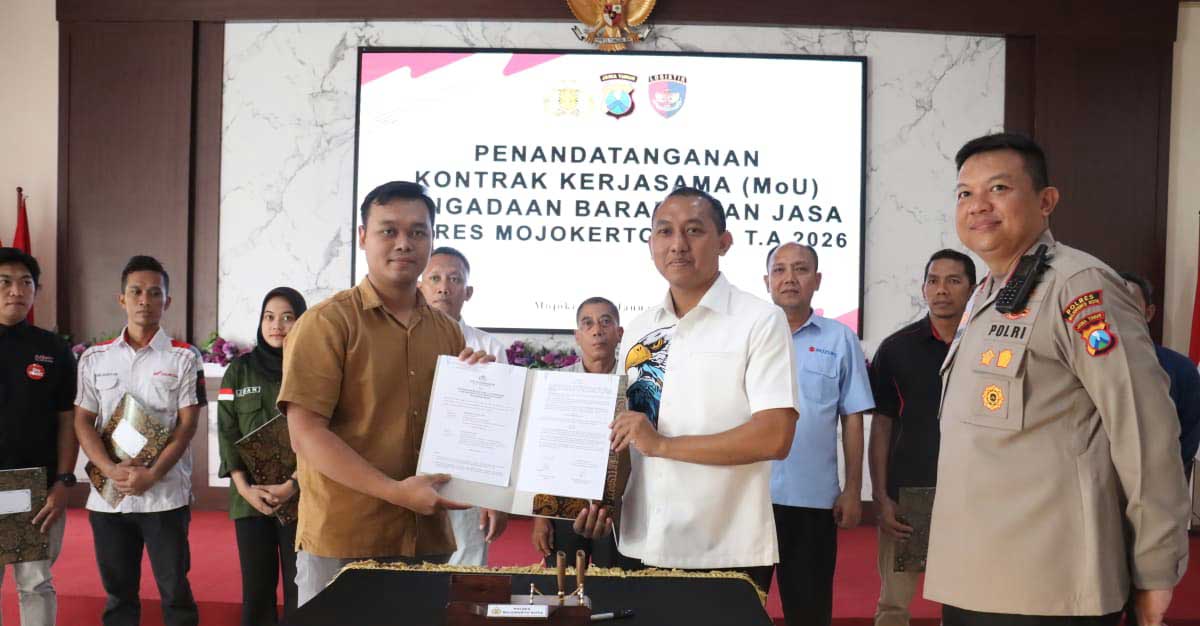 Penandatanganan kontrak kerja sama pengadaan barang dan jasa tahun anggaran 2026 antara Polres Mojokerto Kota bersama pihak penyedia.